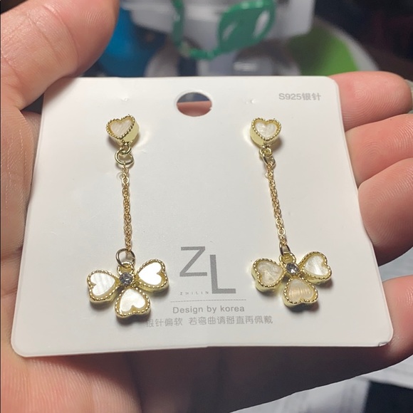 Pearly white mini heart statement earrings - Picture 2 of 2